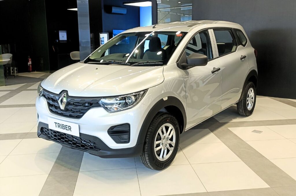 Renault Triber Facelift Launched at ₹6.29 Lakh With Feature-Packed Value Front view of the 2025 Renault Triber Facelift showcasing bold grille, LED DRLs, and new alloy wheels.