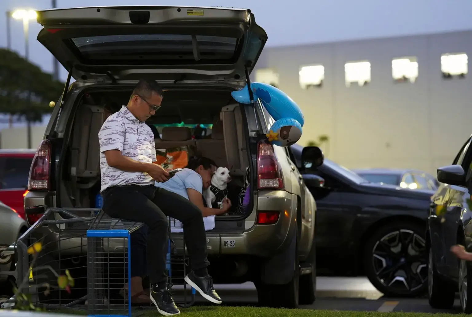 Russia Earthquake and Tsunami LIVE: Hawaii, Alaska, Washington Coastlines on High Alert “People sitting at the back of a car during evacuation after Russia earthquake-triggered tsunami alerts in Hawaii.”
