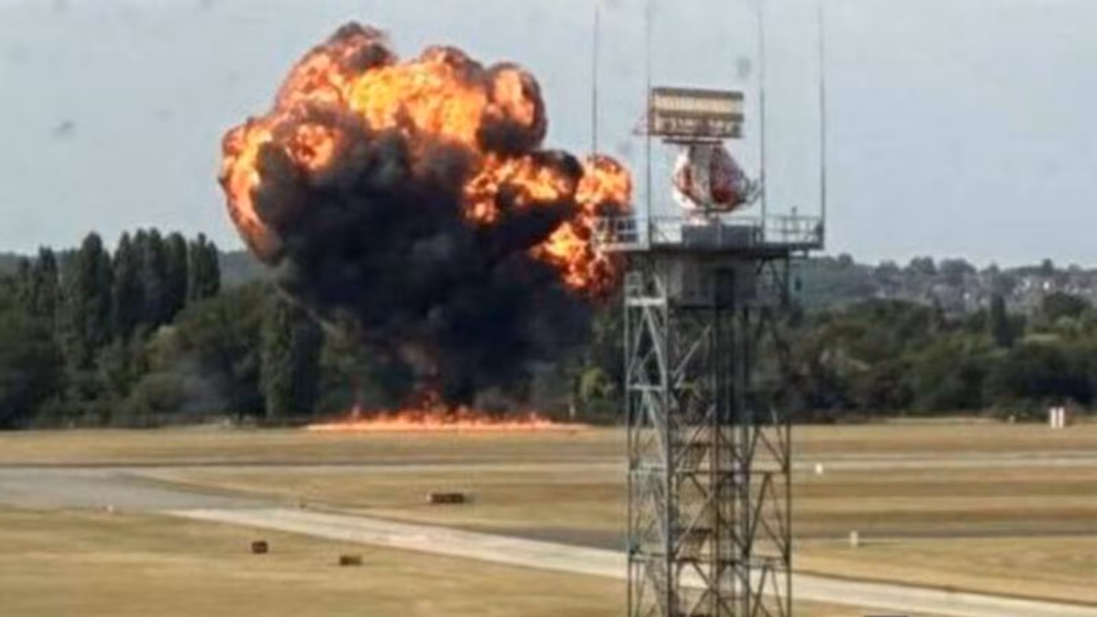 https://indianexpress.com/article/world/southend-airport-plane-crash-live-small-aircraft-crashes-during-take-off-at-london-southend-airport-thick-smoke-seen-rising-10124418/