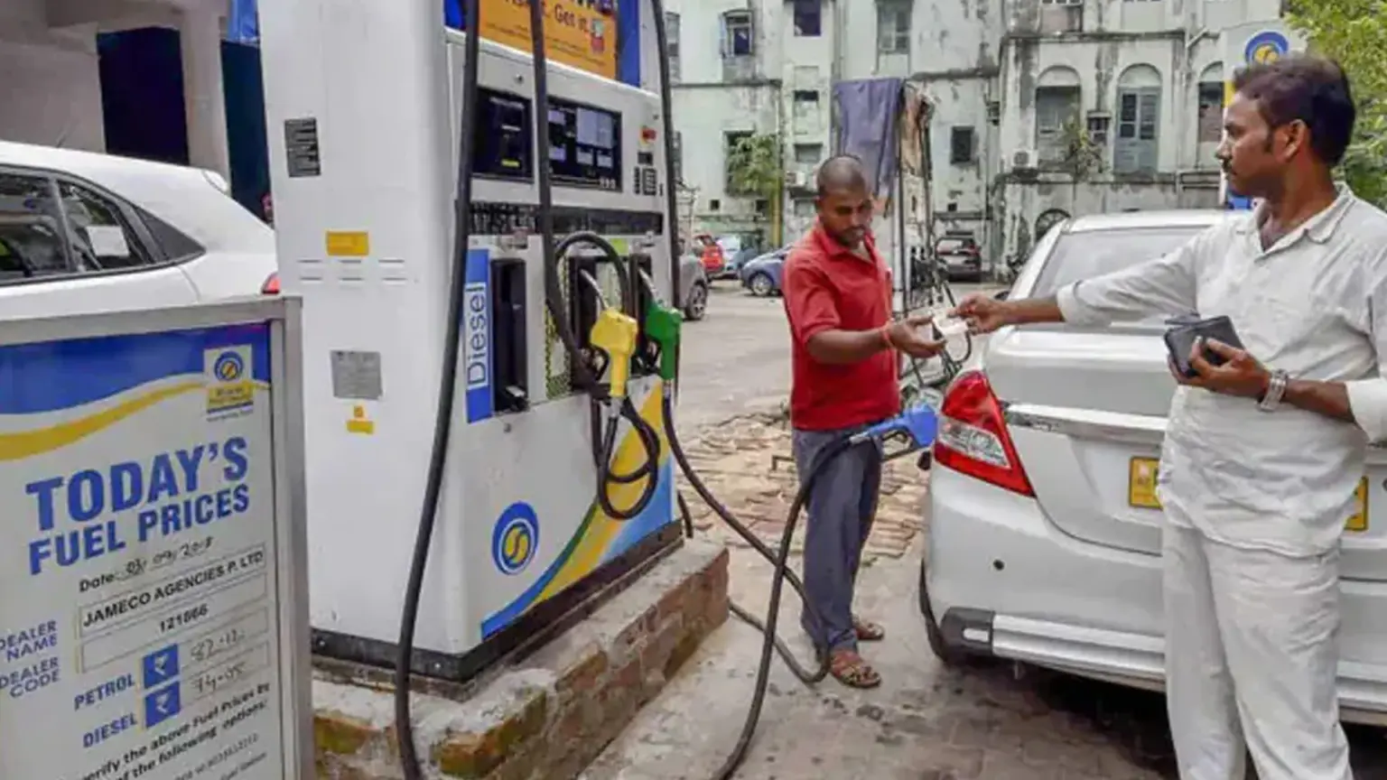 Delhi Residents Left in fueling uncertainty as fuel bans delhi
